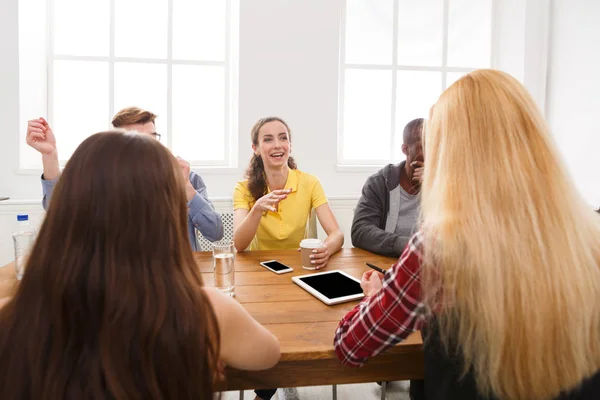 Réunion d'affaires. Jeune équipe dans un bureau moderne — Photo