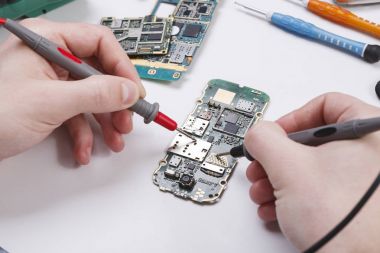 Smartphone multimetre ile tamir yakın çekim