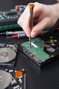 Sabit disk sürücü sökülmesi yakın çekim