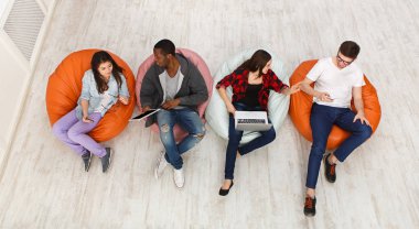 Kahve molası, grup öğrenci sınava hazırlanıyor