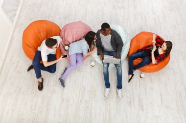 Kahve molası, grup öğrenci sınava hazırlanıyor