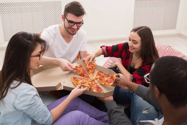 Evde pizza paylaşımı öğrenci parti