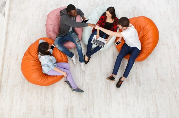 Arkadaşlar kapalı sıraya oturan araçları kullanma