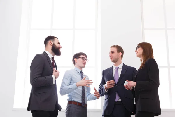 Reunión corporativa de gerentes exitosos en la oficina, gente de negocios con espacio para copias — Foto de Stock