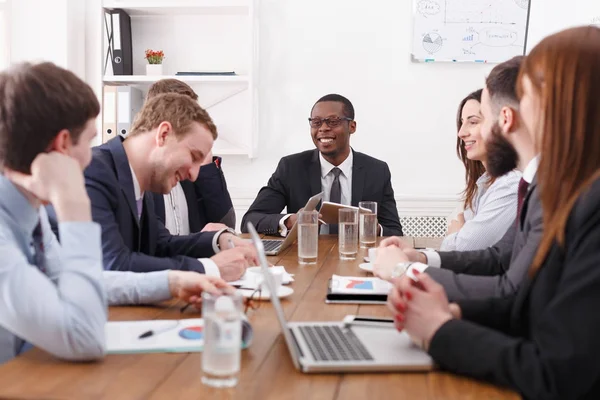 Reunião corporativa de negócios de jovem equipe de sucesso com chefe masculino afro-americano . — Fotografia de Stock