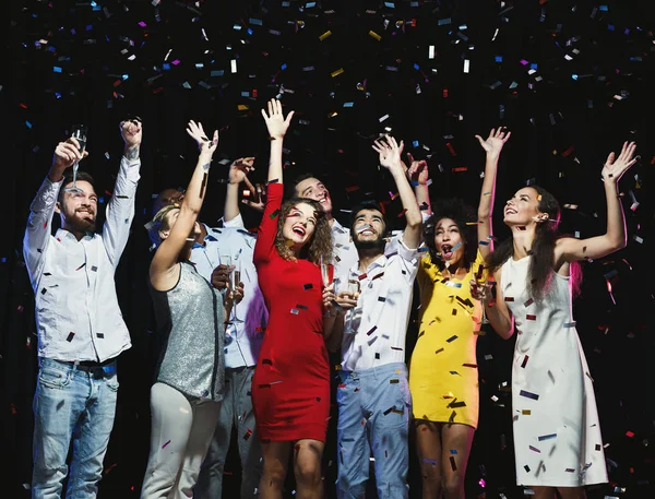 Heureux jeunes amis faisant la fête à la boîte de nuit — Photo