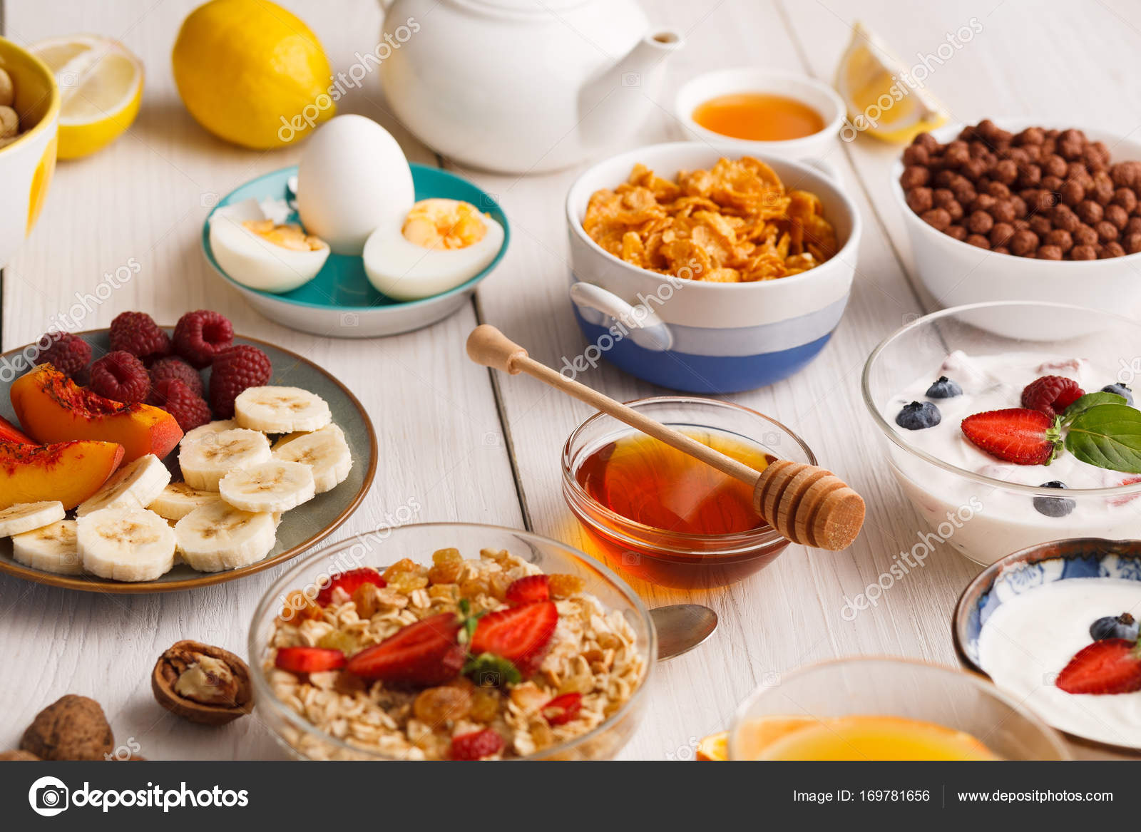 Continental breakfast menu on woden table — Stock Photo © Milkos 169781656