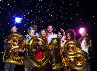 Office yeni yıl partisi. Gençler eğleniyor