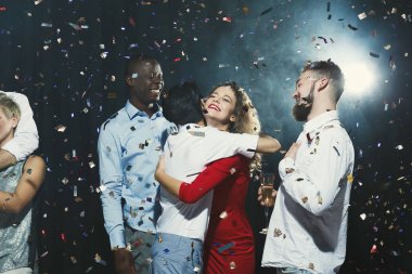 Mutlu genç arkadaşlar gece kulübünde Noel Kutlamaları