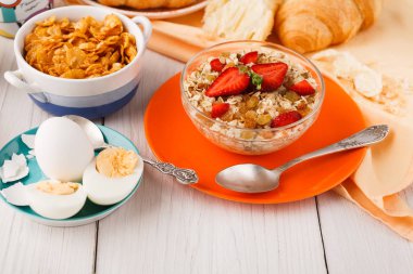 Çilek, sağlıklı bir kahvaltı ile müsli