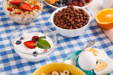 Continental kahvaltı menüsü kareli kumaş üzerine