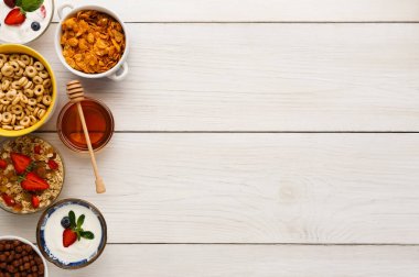 Ahşap masa kopya alanı sağlıklı kahvaltı yemek