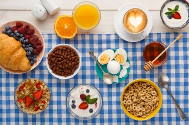 Continental kahvaltı menüsü kareli kumaş üzerine