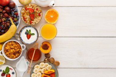 Continental kahvaltı menüsü woden masada