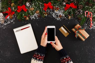 Noel için smartphone üzerinde alışveriş online kadın