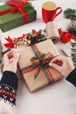 Hediye. Modern Noel hediyesi kutularına ambalaj