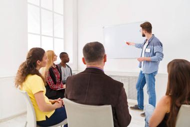 Kopya ofis tanıtımı yapan genç erkek