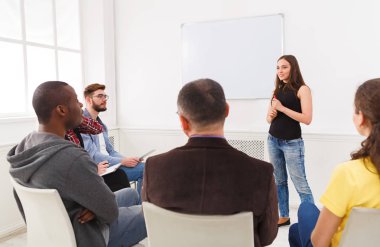 Esmer kadının office sunum yapması