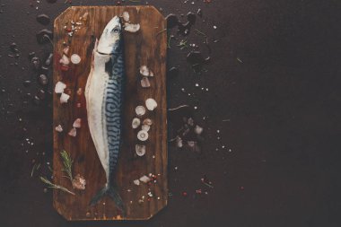 Ahşap tahta at siyah arka plan üzerinde taze uskumru