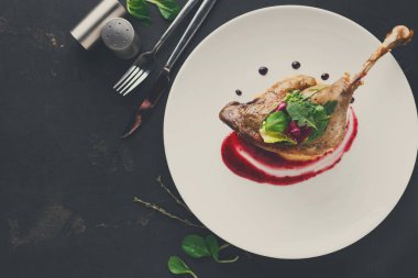 Restoran yemekleri. Ördek confit siyah adam sebze ile