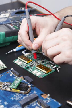 Elektronik devre kartı teftiş yakın çekim