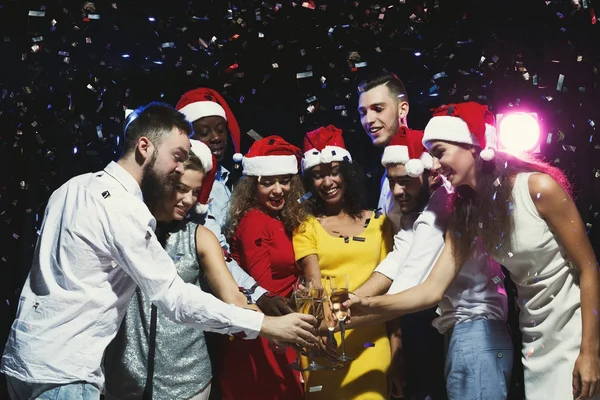 Groupe de jeunes célébrant le Nouvel An avec champagne en boîte de nuit — Photo