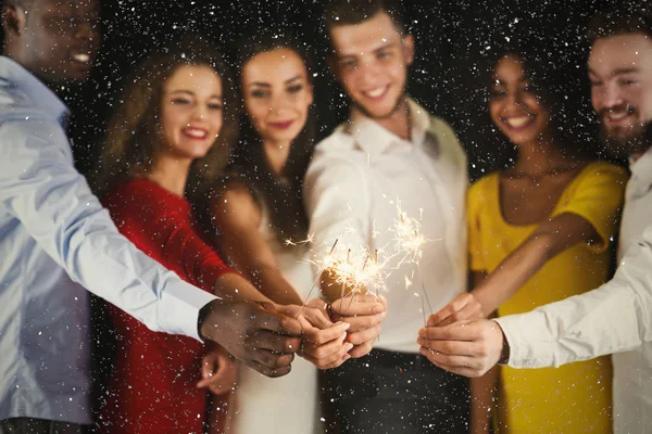 O fundo dos Sparklers. Jovens na festa de celebração — Fotografia de Stock