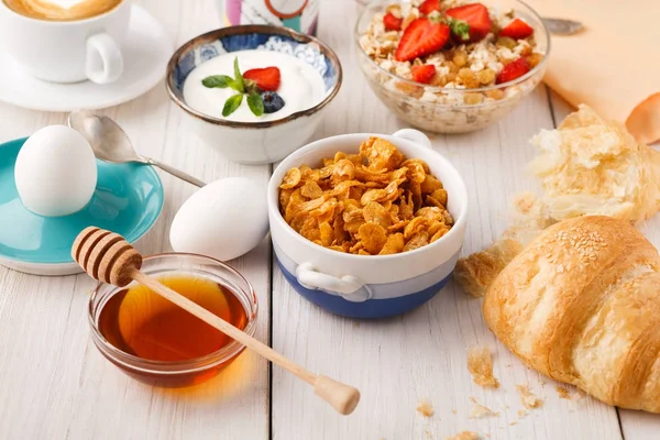 Menú de desayuno continental en la mesa de lana — Foto de Stock