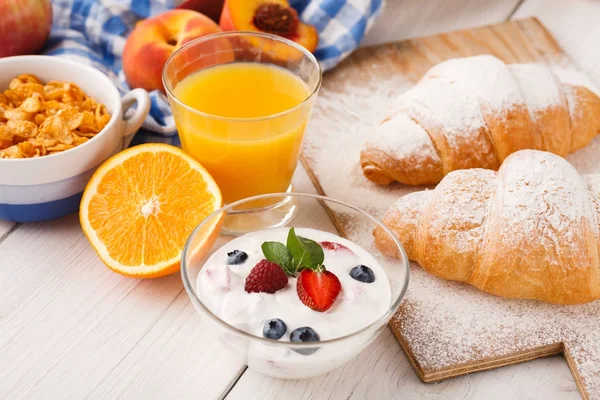 Geleneksel Fransız kahvaltı portre — Stok fotoğraf