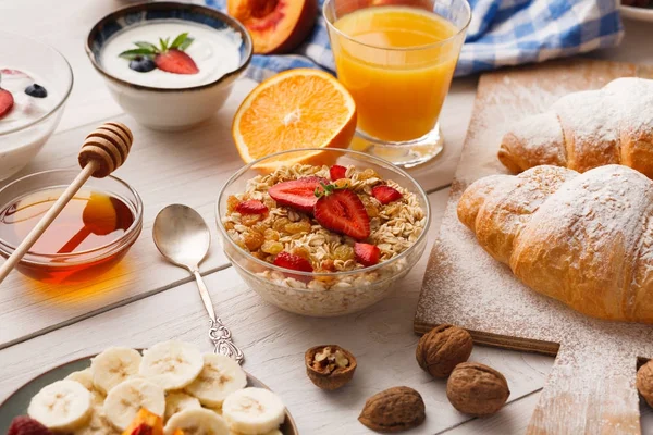 Menú de desayuno continental en la mesa de lana — Foto de Stock