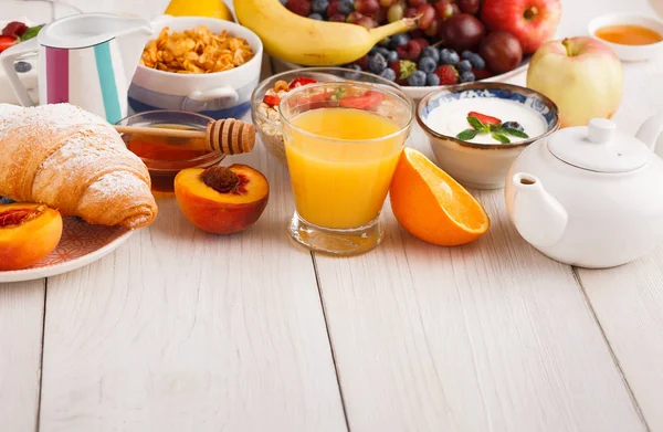 Menú de desayuno continental en la mesa de lana — Foto de Stock