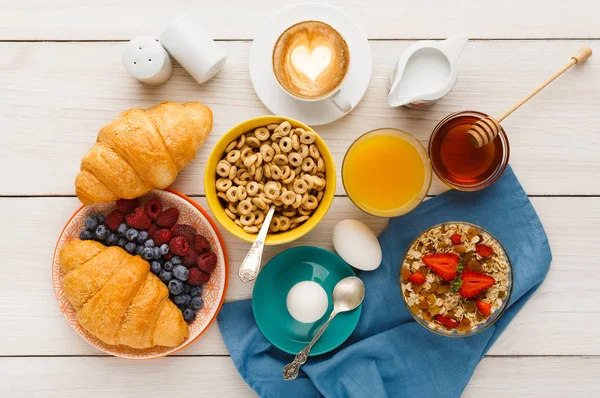 Menù della colazione continentale sul tavolo woden — Foto Stock