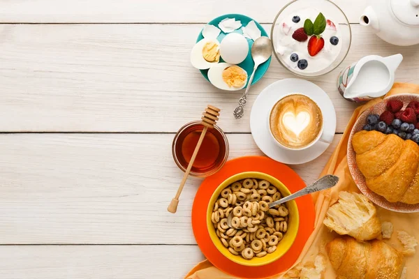 Rico menú de desayuno en mesa de madera, espacio para copiar —  Fotos de Stock