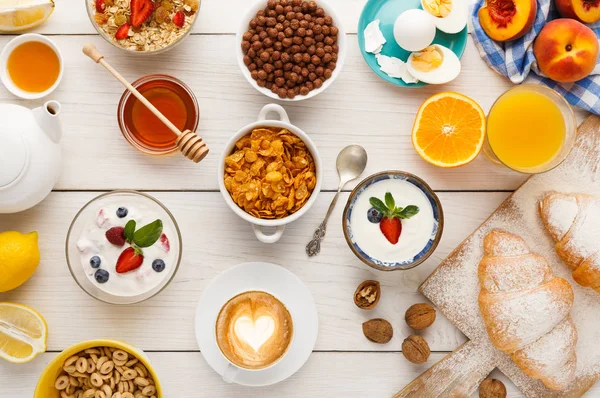 Menú de desayuno continental en la mesa de lana — Foto de Stock