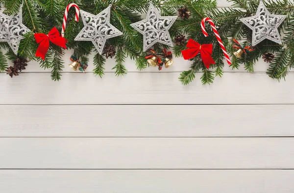 Decorazione di Natale, ornamenti e cornice ghirlanda sfondo — Foto Stock