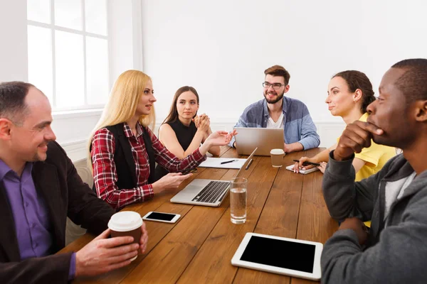 Reunión de negocios. Equipo joven en oficina moderna —  Fotos de Stock