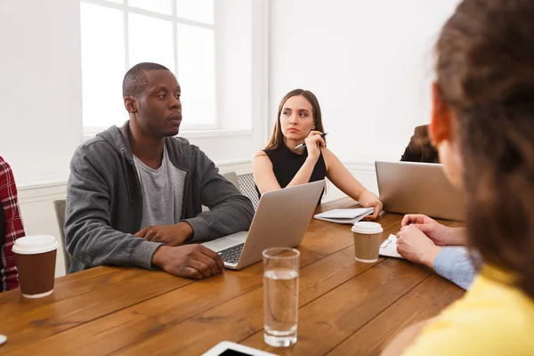 Incontro d'affari. Giovane squadra in ufficio moderno — Foto Stock