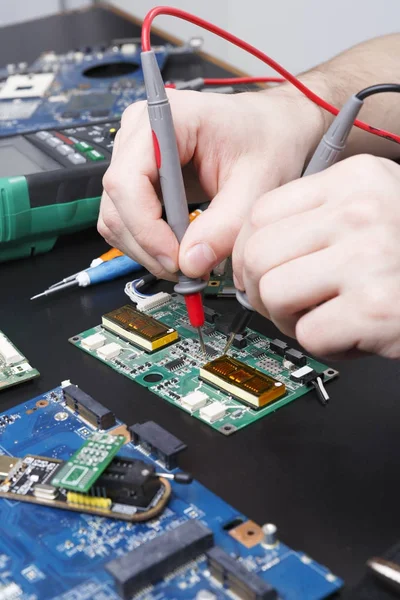 Placa de circuito electrónico inspeccionando de cerca — Foto de Stock