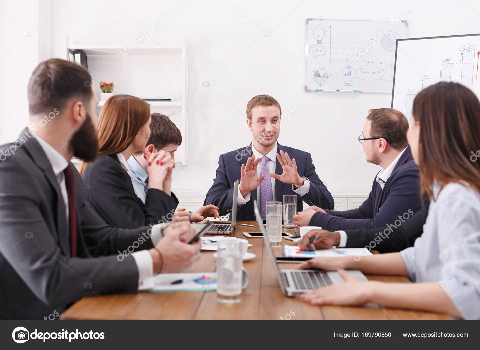 Speak with boss. 2д босс женщина. Boss speak. диктор вектор. встреча боссов.