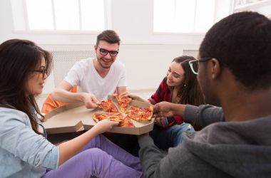 Evde pizza paylaşımı öğrenci parti