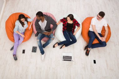 Kahve molası, grup öğrenci sınava hazırlanıyor