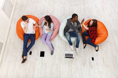Kahve molası, grup öğrenci sınava hazırlanıyor