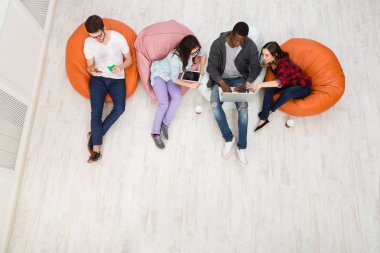 Kahve molası, grup öğrenci sınava hazırlanıyor