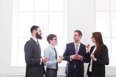 Patron ofiste, kopya alanı ile iş adamları ile çalışanların şirket Toplantı