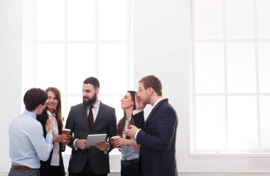 Ofiste çalışanların kurumsal toplantı sırasında kahve molası, kopya alanı ile iş adamları