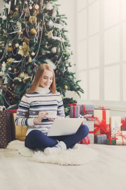 Santa şapka sohbet online üstünde laptop içinde mutlu kız