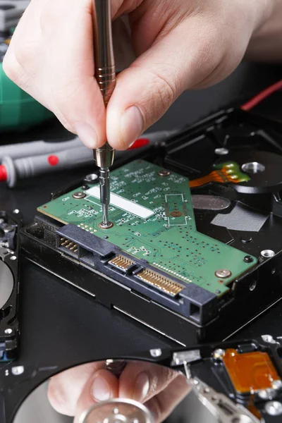 Sabit disk sürücü sökülmesi yakın çekim