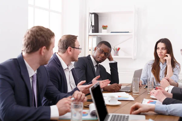 Reunión de negocios de un equipo joven y exitoso con una jefa en el cargo — Foto de Stock