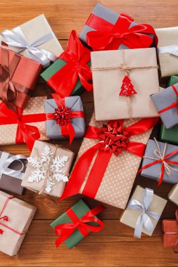 Bir sürü hediye kutuları odun, kağıt Noel hediyeleri