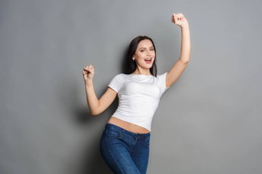 Yükseltilmiş silah ile el hareketi kadının başarı